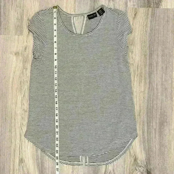 Rachel Zoe Gray White Stripes Short Sleeve Top Keyhole Back Tunic Shirt Size XS - Picture 7 of 7